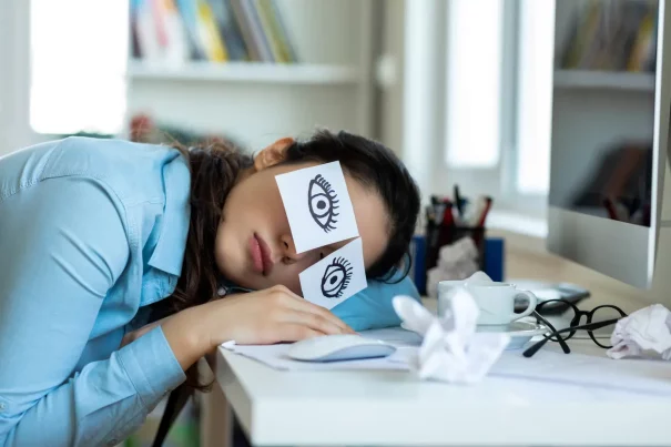 Falling asleep at work: 23 tips to stay awake